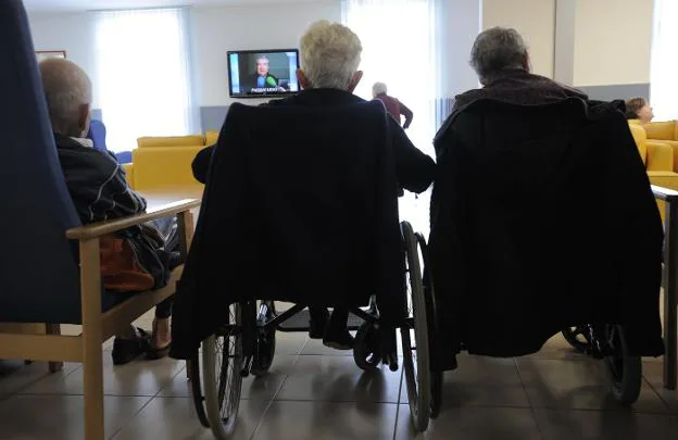 Salón. Un grupo de ancianos ve la televisión en la residencia Obispo Azagra de El Palmar (Murcia). 