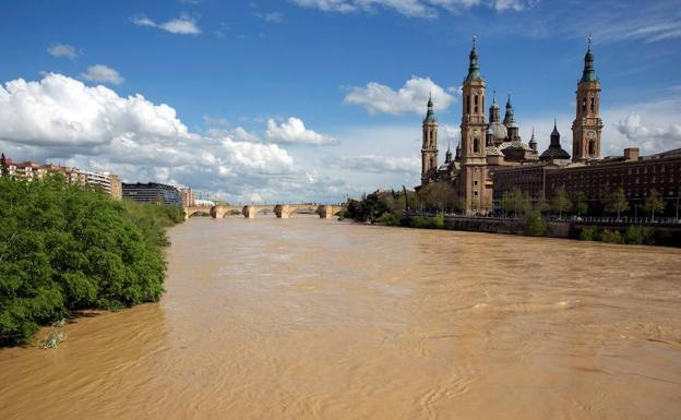 El río Ebro ha comenzado a desbordarse a su paso por Zaragoza.