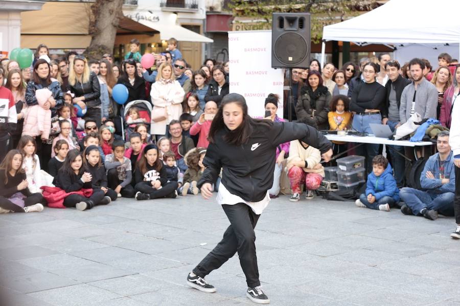 Las propuestas culturales y el buen tiempo lanzan a la calle a miles de granadinos