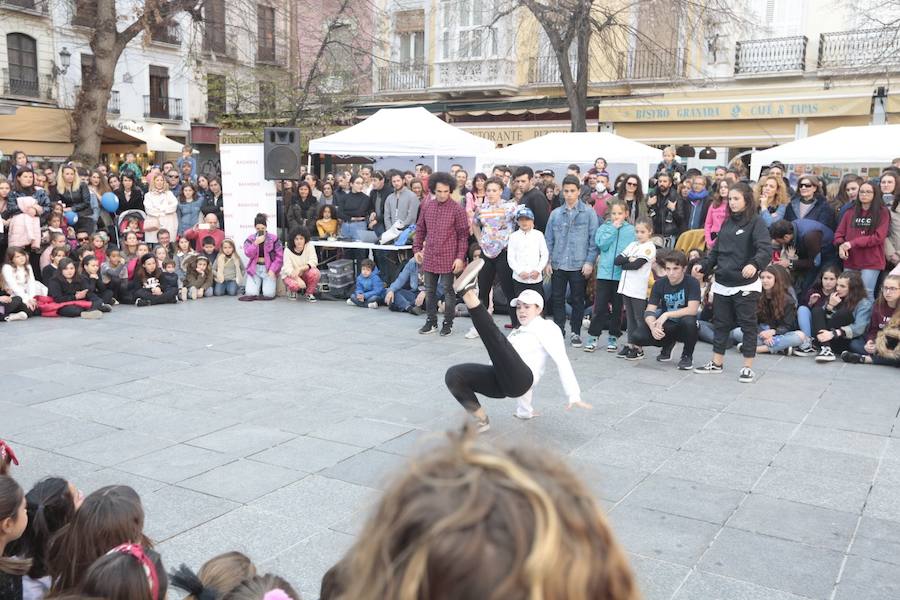 Las propuestas culturales y el buen tiempo lanzan a la calle a miles de granadinos