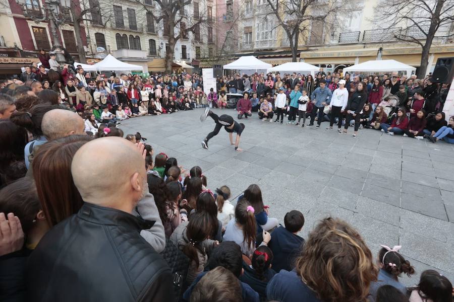 Las propuestas culturales y el buen tiempo lanzan a la calle a miles de granadinos