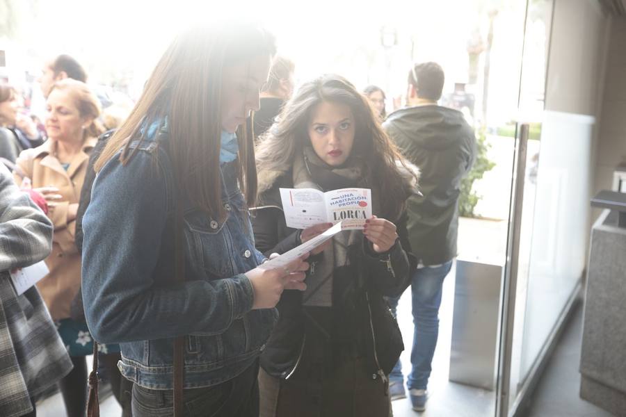Las propuestas culturales y el buen tiempo lanzan a la calle a miles de granadinos