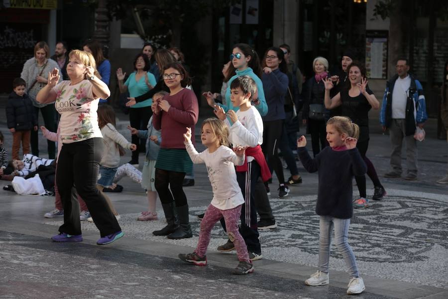 Las propuestas culturales y el buen tiempo lanzan a la calle a miles de granadinos