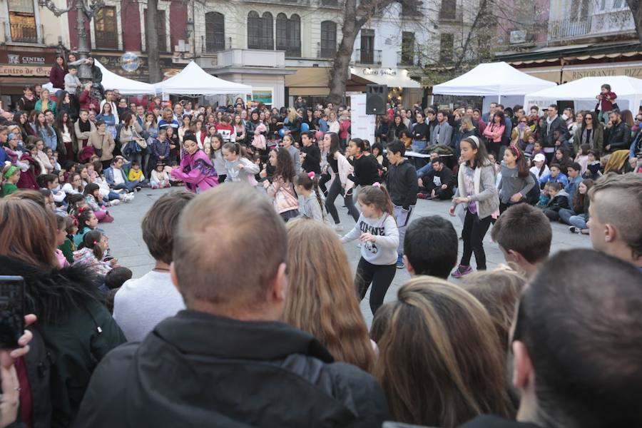 Las propuestas culturales y el buen tiempo lanzan a la calle a miles de granadinos