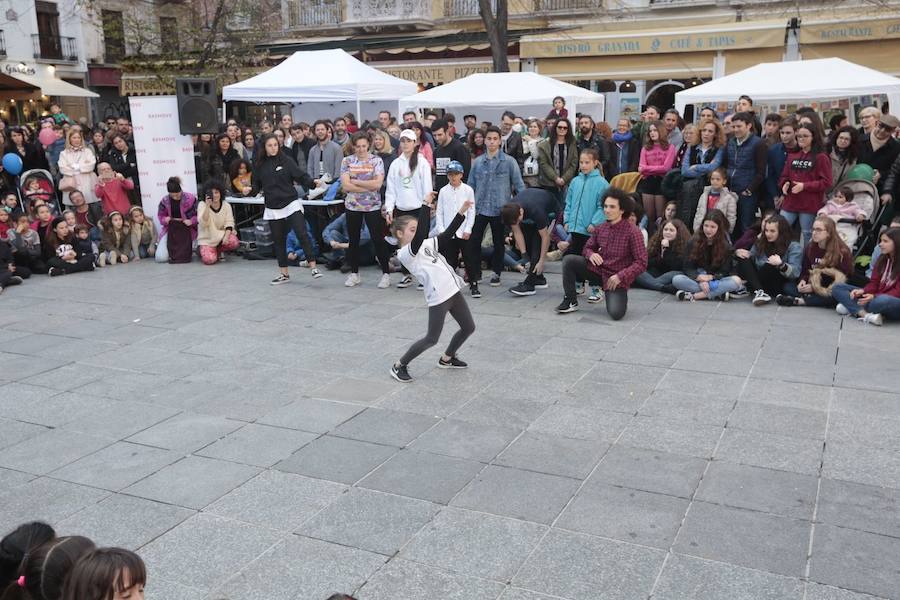 Las propuestas culturales y el buen tiempo lanzan a la calle a miles de granadinos