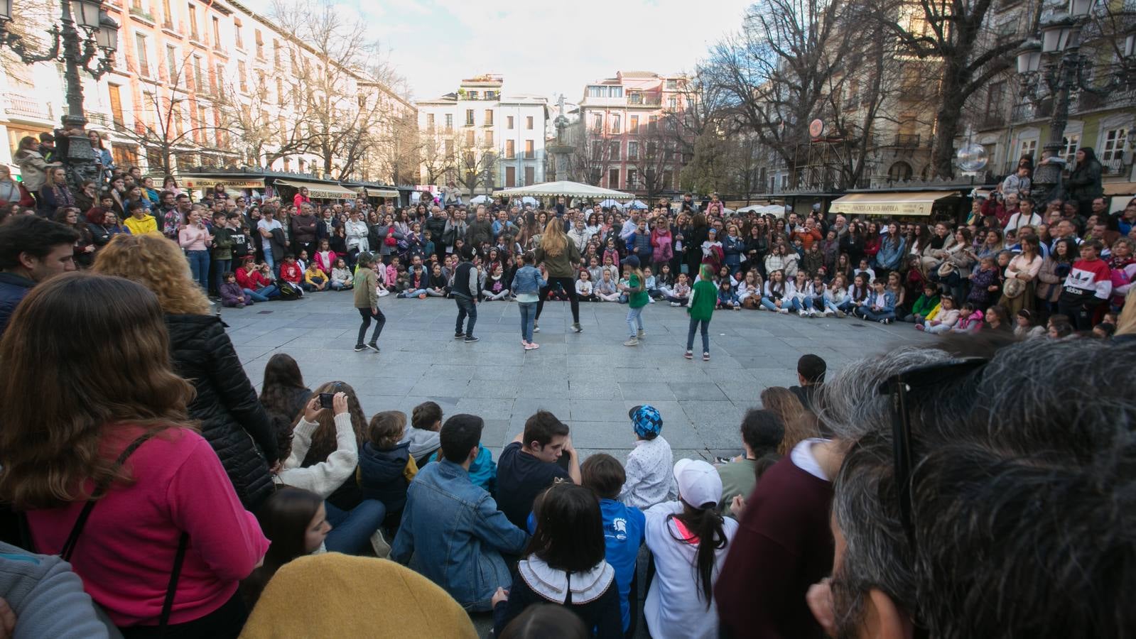 Los granadinos llenan museos y plazas en una jornada en la que el tiempo invita a disfrutar de la cultura