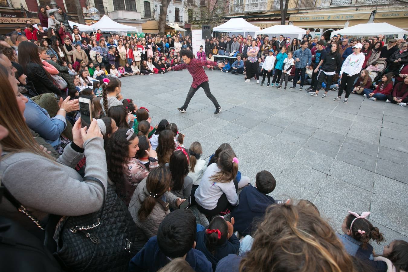 Los granadinos llenan museos y plazas en una jornada en la que el tiempo invita a disfrutar de la cultura