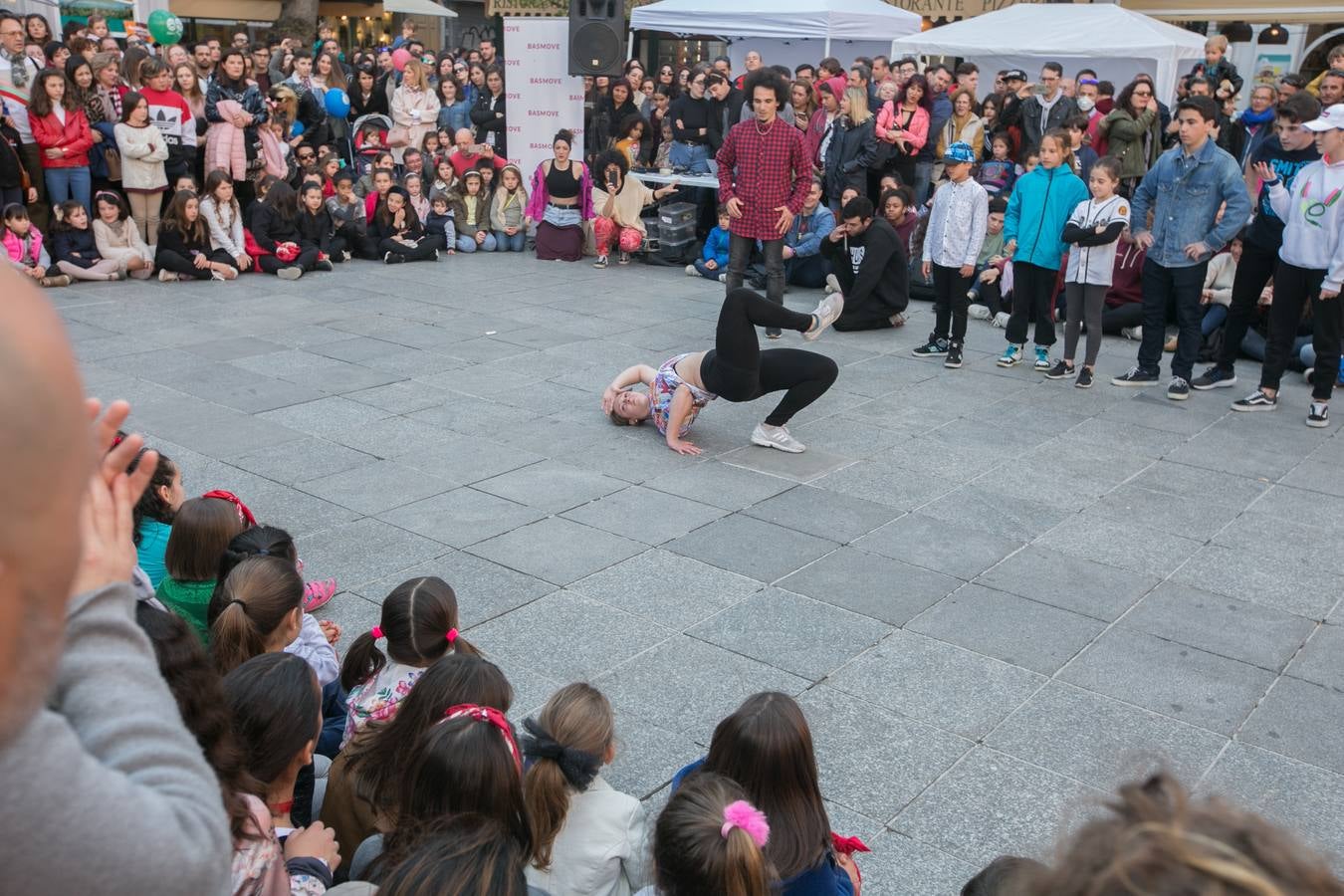 Los granadinos llenan museos y plazas en una jornada en la que el tiempo invita a disfrutar de la cultura