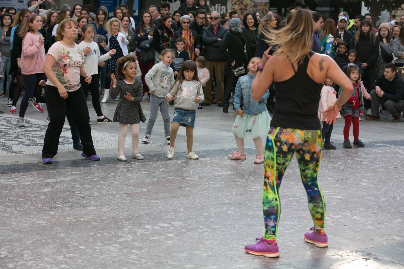 Los granadinos llenan museos y plazas en una jornada en la que el tiempo invita a disfrutar de la cultura