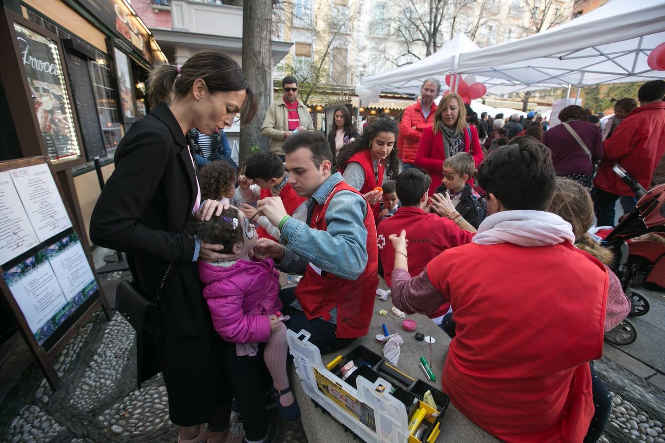 Los granadinos llenan museos y plazas en una jornada en la que el tiempo invita a disfrutar de la cultura