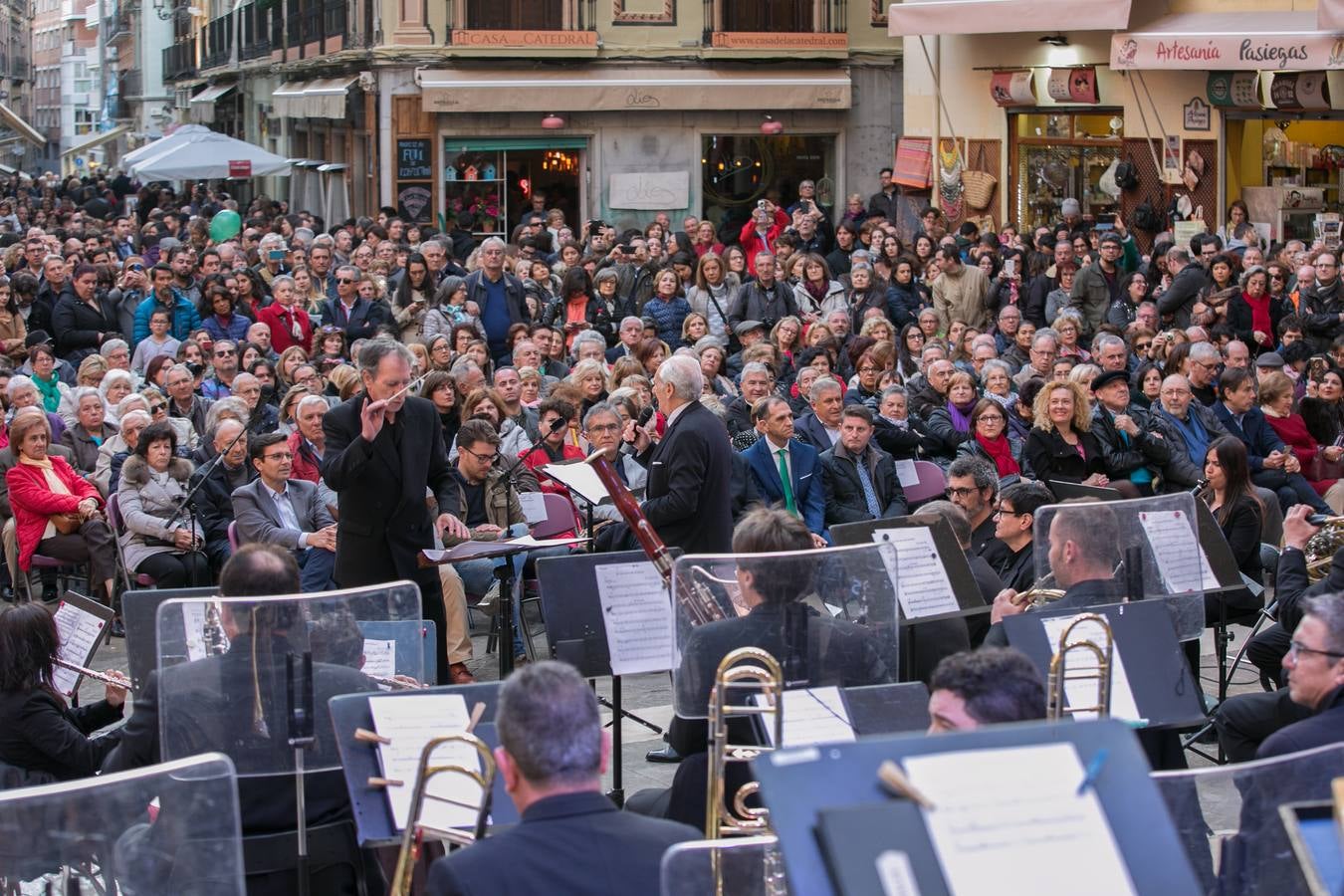 Los granadinos llenan museos y plazas en una jornada en la que el tiempo invita a disfrutar de la cultura