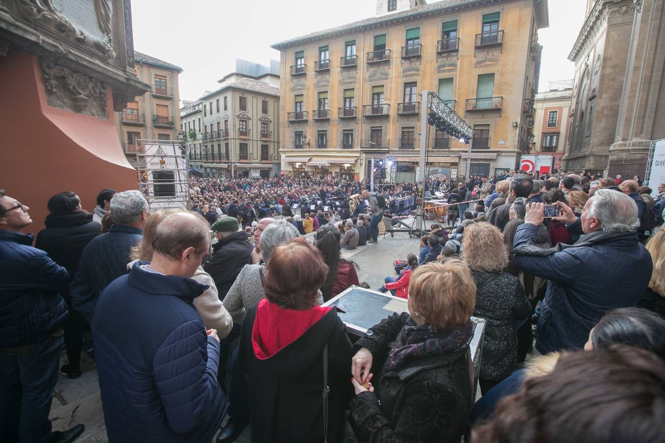 Los granadinos llenan museos y plazas en una jornada en la que el tiempo invita a disfrutar de la cultura