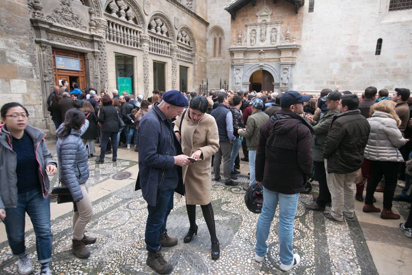 Los granadinos llenan museos y plazas en una jornada en la que el tiempo invita a disfrutar de la cultura