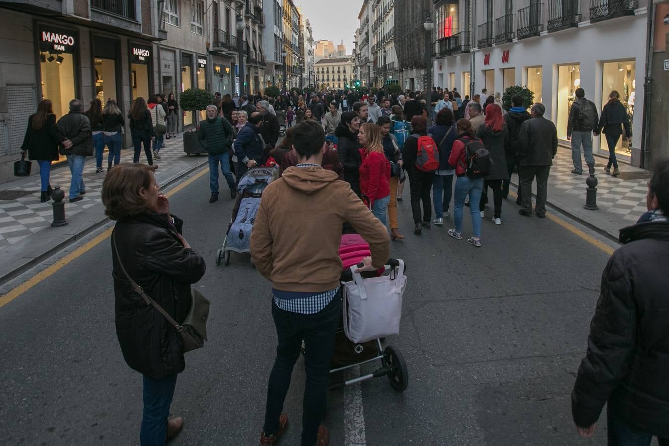 Los granadinos llenan museos y plazas en una jornada en la que el tiempo invita a disfrutar de la cultura