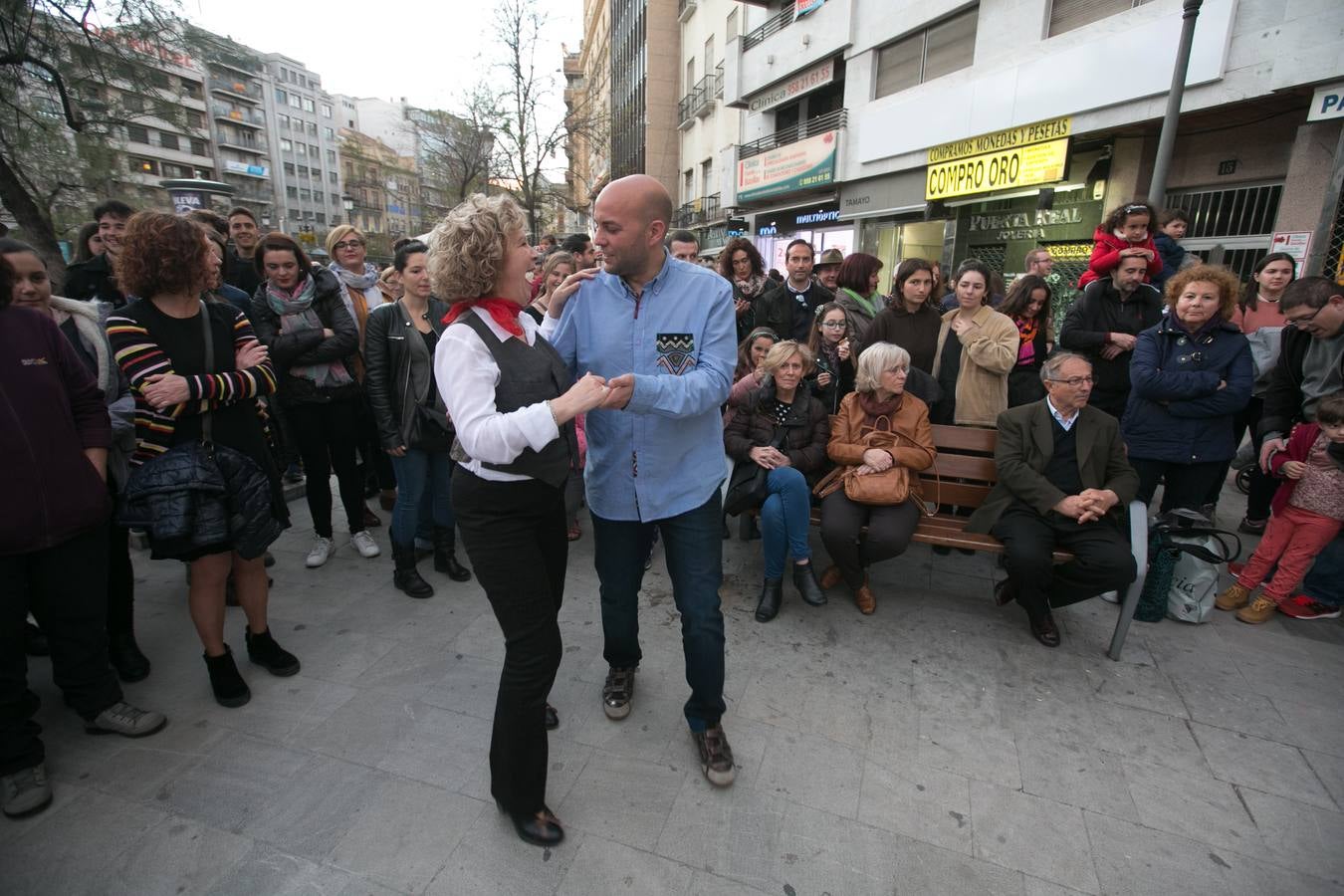 Los granadinos llenan museos y plazas en una jornada en la que el tiempo invita a disfrutar de la cultura
