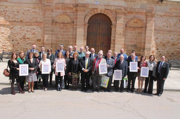 Foto de familia de las autoridades junto a todos los distinguidos ayer en los premios Corazón de Olavidia, en Carboneros. 