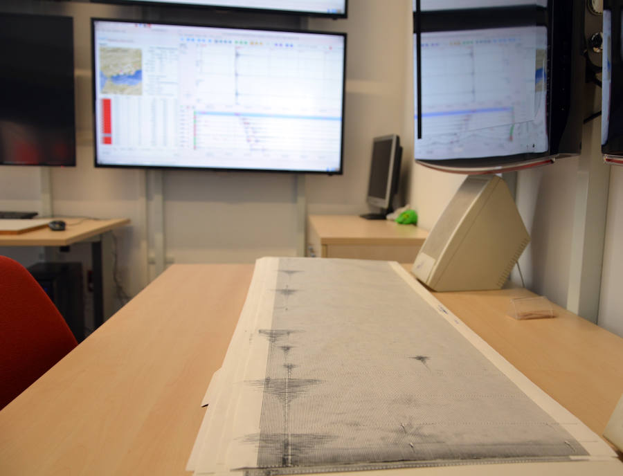 Esta institución dispone del material técnico y personal que registra la actividad sísmica y volcánica de la región.