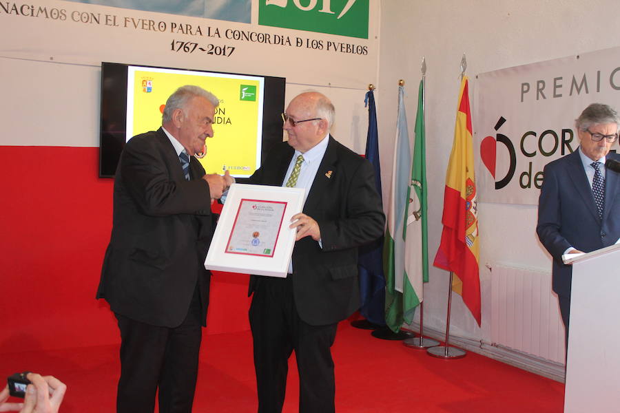 Carboneros entregó ayer sus premios Corazón de Olavidia | Entre los distinguidos, el periódico IDEAL, la Fundación Real Madrid y Baltasar Garzón