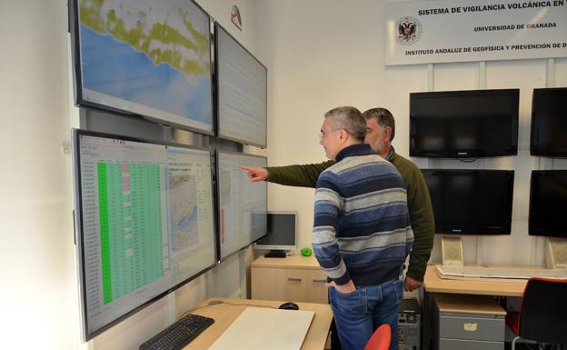 Los profesores de la UGR del Insituto Andaluz de Geofísica contrastan los datos que los sismógrafos han recogido en las últimas horas 