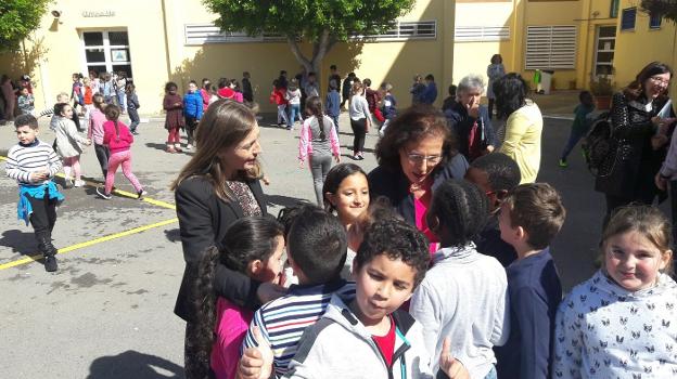 La delegada del Gobierno, Gracia Fernández, con los alumnos del CEIP Las Lomas.