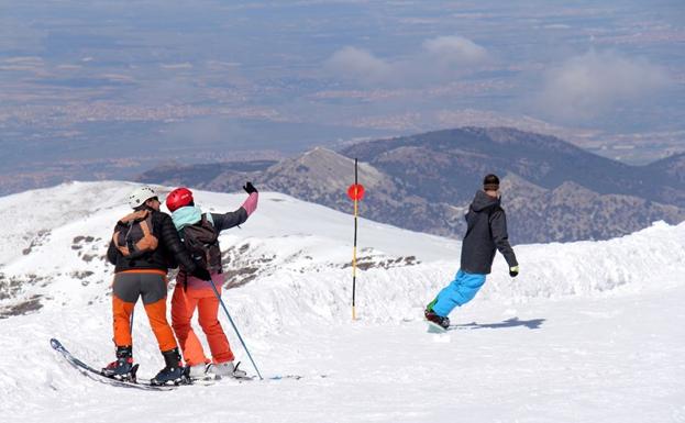 Los esquiadores disfrutan el esquí de primavera