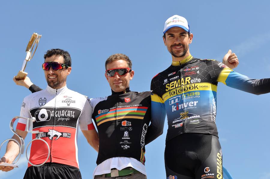 Más de un centenar y medio de deportistas de Granada y otros lugares han recorrido con sus bicicletas de montaña 40 kilómetros por zonas con un desnivel superior a los 1.000 metros