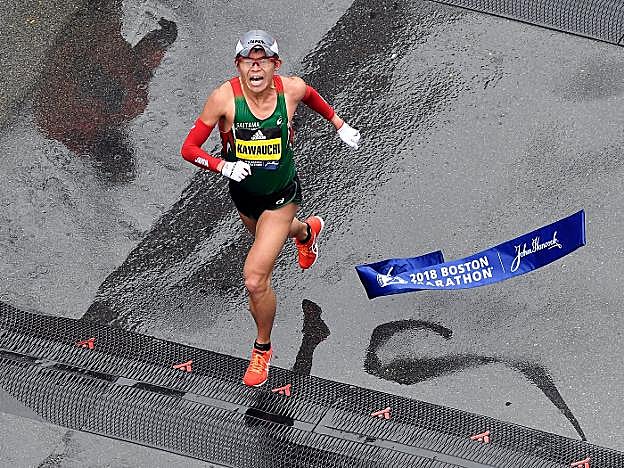 El japonés Yuki Kawauchi cruza primero la meta del Maratón de Boston, el más antiguo del mundo.