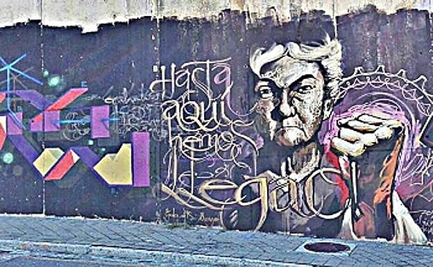 El mural de El Niño de las Pinturas en la calle Mirador del Genil de Granada.