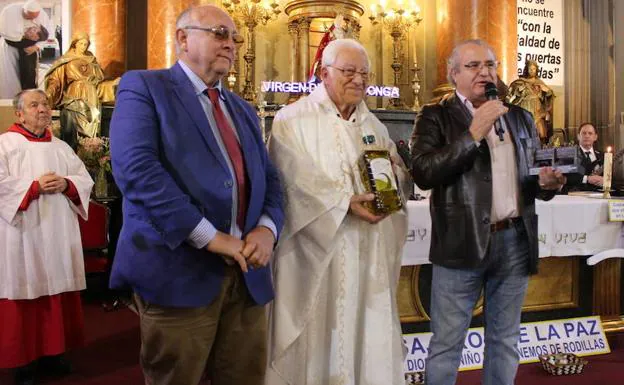 Carboneros entrega 300 litros de aceite al Padre Ángel a través de la iniciativa 'El aceite de la vida'