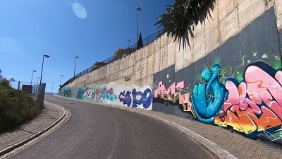 La calle Mirador del Genil de Granada atesora una veintena de murales que demuestran que Granada es la primera potencia en arte urbano