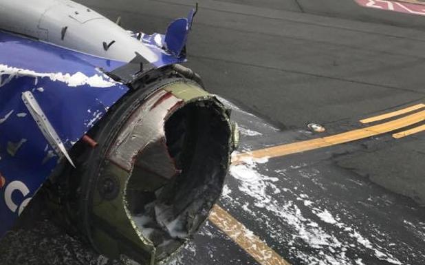 Muere por la explosión del motor de un avión y los pasajeros evitan que sea subcionada