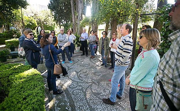 Un grupo de personas atiende las explicaciones en el Carmen de los Cipreses. 