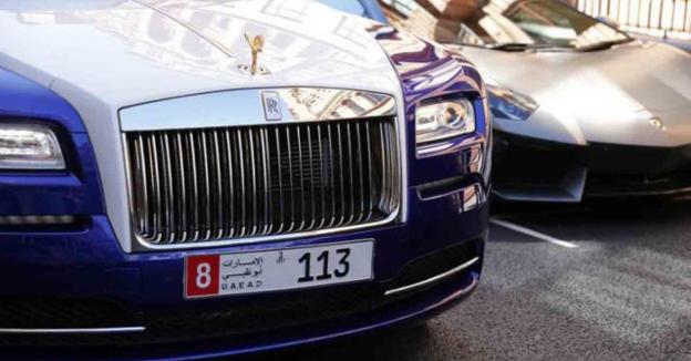 Placa de matrícula de un Rolls Royce en Dubái, ciudad donde no es raro ver circular por sus calles vehículos de esta categoría. 