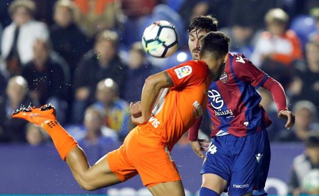 Campaña disputa un balón con Rosales. 