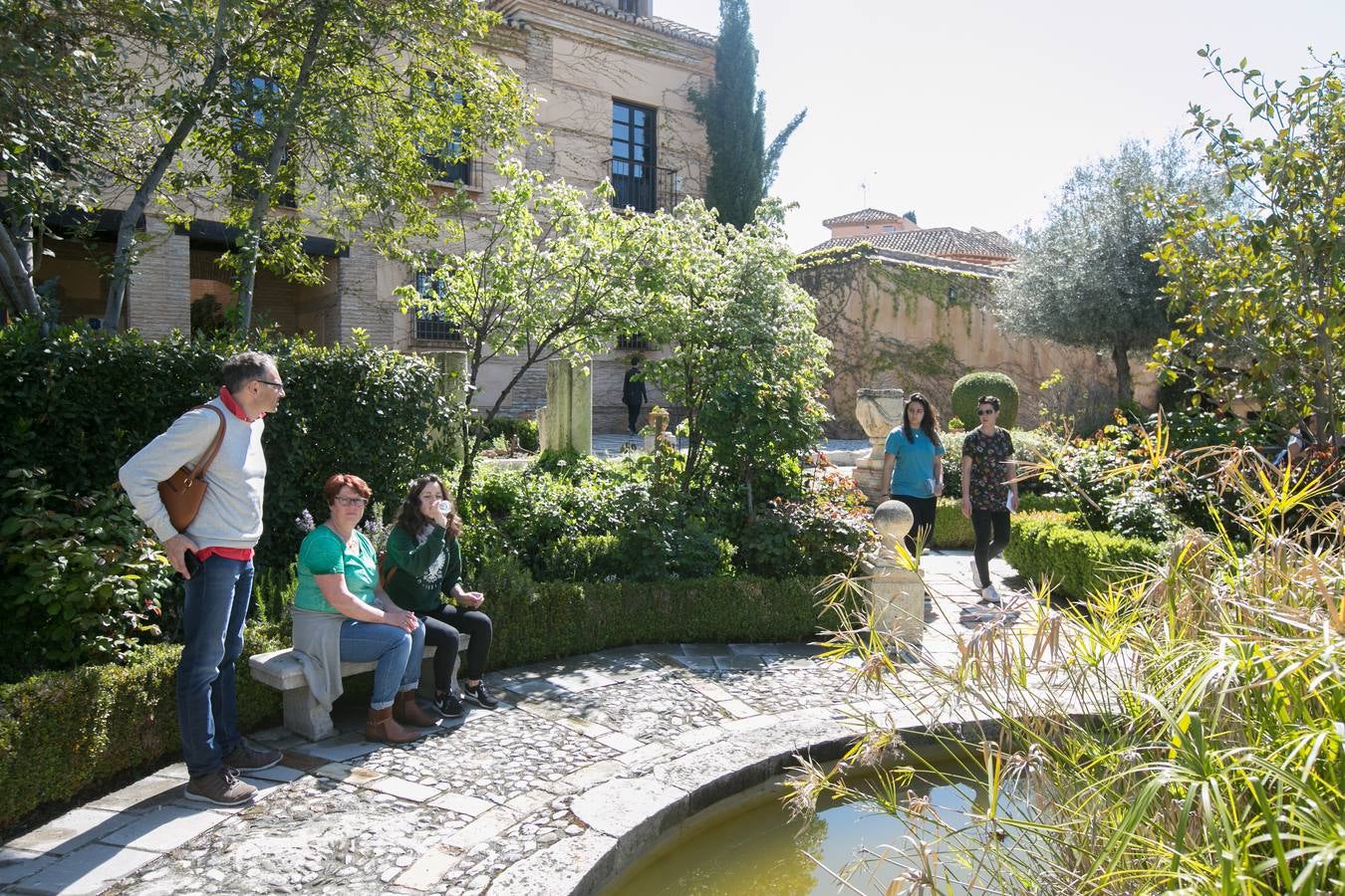 Cientos de granadinos participan en la multitud de actos gratuitos con motivo del Día de los Monumentos