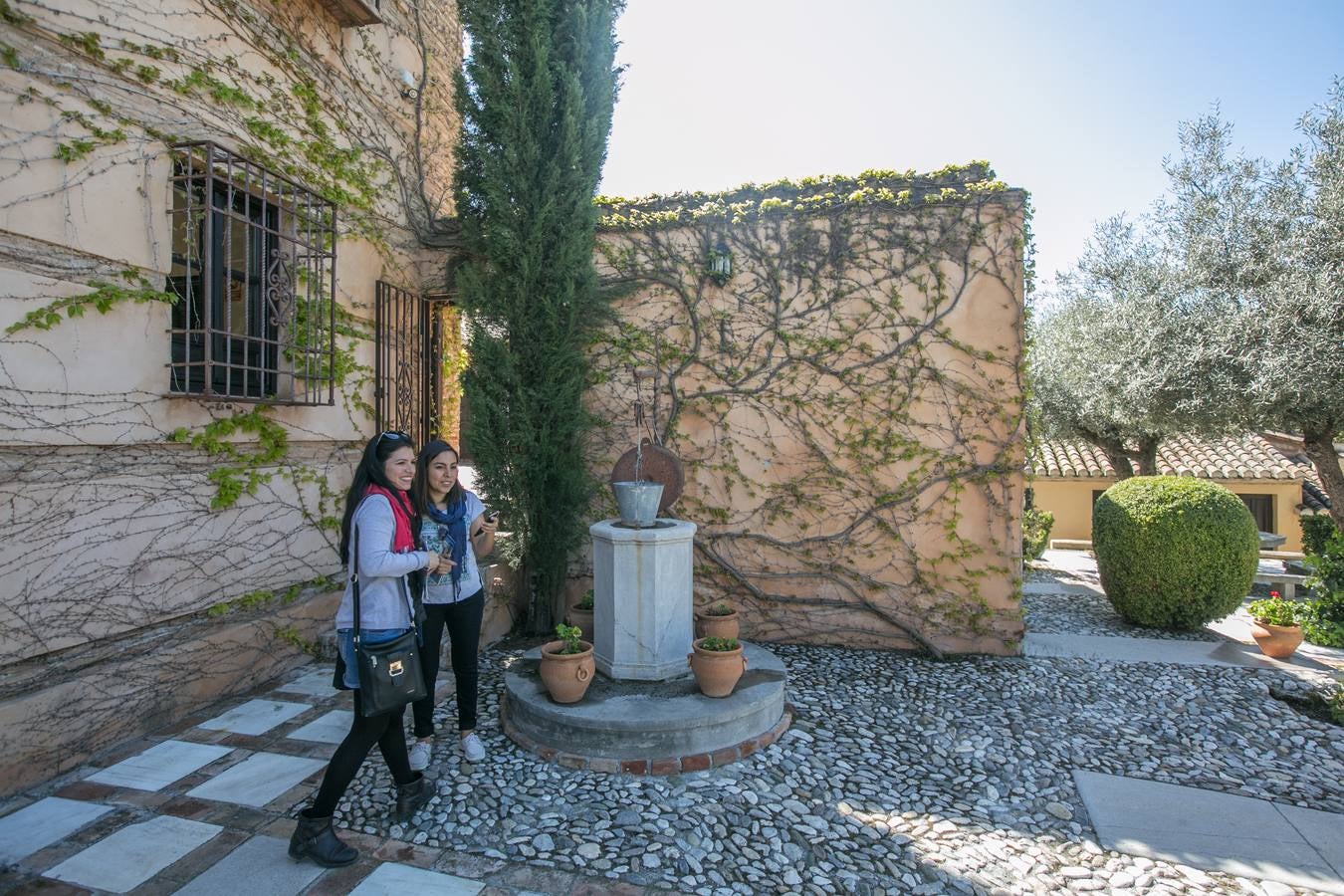 Cientos de granadinos participan en la multitud de actos gratuitos con motivo del Día de los Monumentos