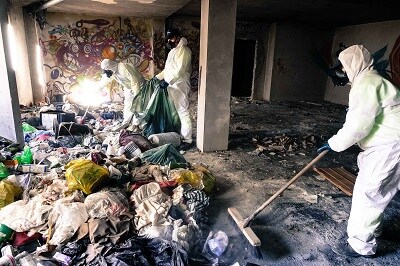 El problema de la suciedad. Estas viviendas llegan a acumular toneladas de basuras que obligan a intervenir a Inagra.