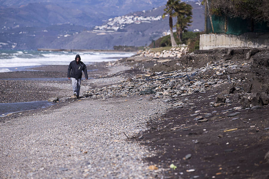 El Gobierno destina más de un millón de euros para reparar los destrozos que el temporal causó en febrero en las playas granadinas, que también afectó a algún paseo marítimo.