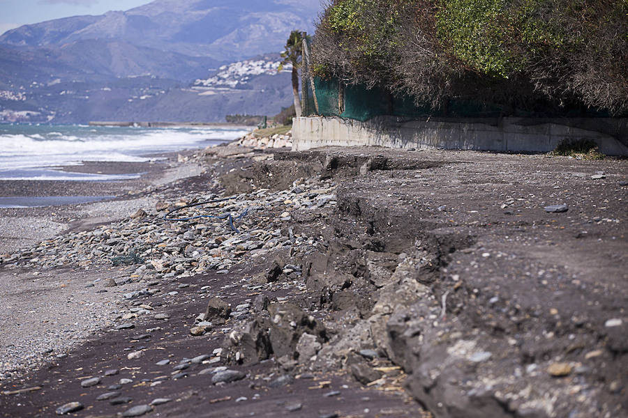 El Gobierno destina más de un millón de euros para reparar los destrozos que el temporal causó en febrero en las playas granadinas, que también afectó a algún paseo marítimo.