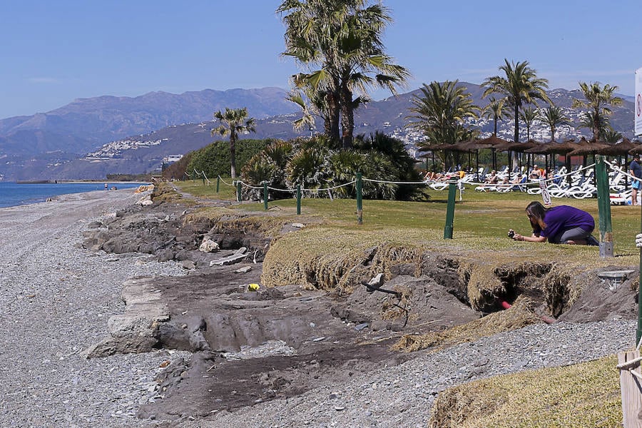 El Gobierno destina más de un millón de euros para reparar los destrozos que el temporal causó en febrero en las playas granadinas, que también afectó a algún paseo marítimo.