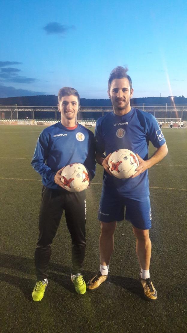 Juan Carlos y Carrillo, tras el entrenamiento de ayer en Torredonjimeno. 