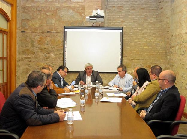 El diputado de Servicios Municipales, Bartolomé Cruz, presidió la reunión.
