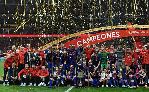 La plantilla del Barça celebra la consecución del título. 