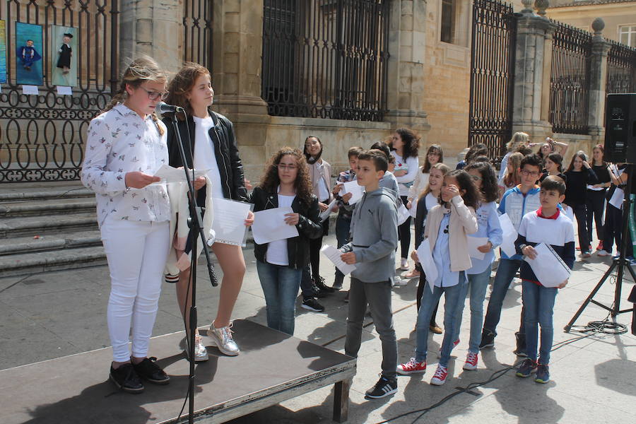 Más de 900 escolares de trece centros educativos de la capital participan en la XVIII edición de la cadena literaria 'Lectura Continuada del Quijote'