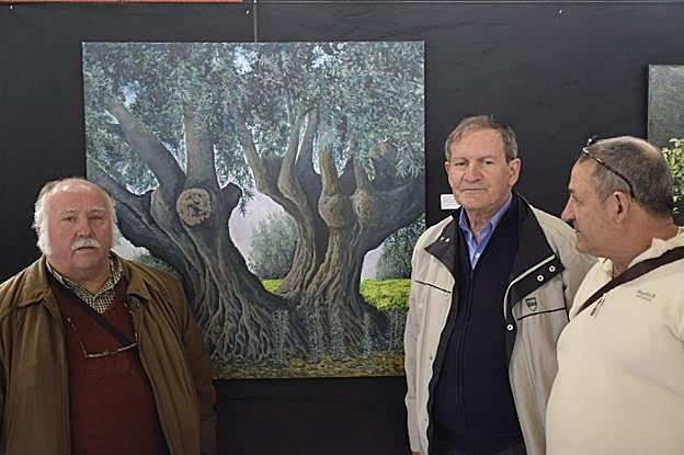 Artistas quesadeños junto a una obra de Ramón Moya.