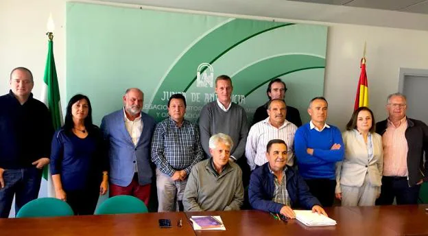 El delegado territorial de Medio Ambiente con los representantes de la Mesa del Agua de Almería.