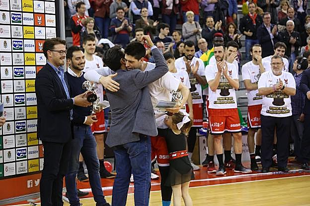El alcalde Francisco Cuenca felicita a Eloy Almazán por el ascenso. 
