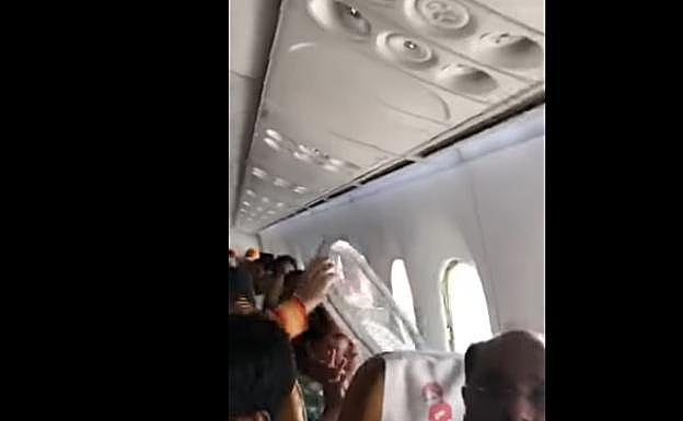 Pánico en el avión: una ventanilla salta en pleno vuelo por las turbulencias
