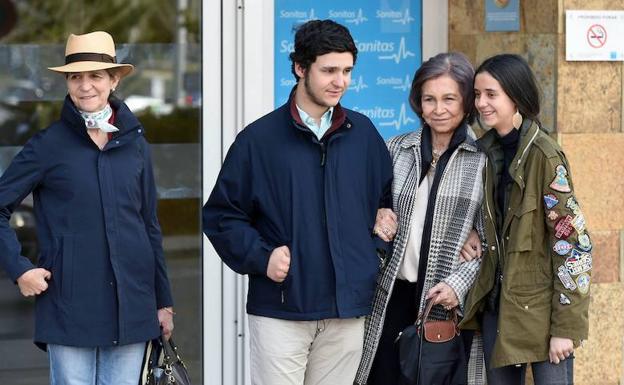 Victoria Federica, a la derecha, junto a su abuela la reina doña Sofía.