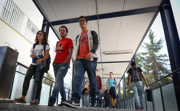 Estudiantes en el campus de Fuentenueva.